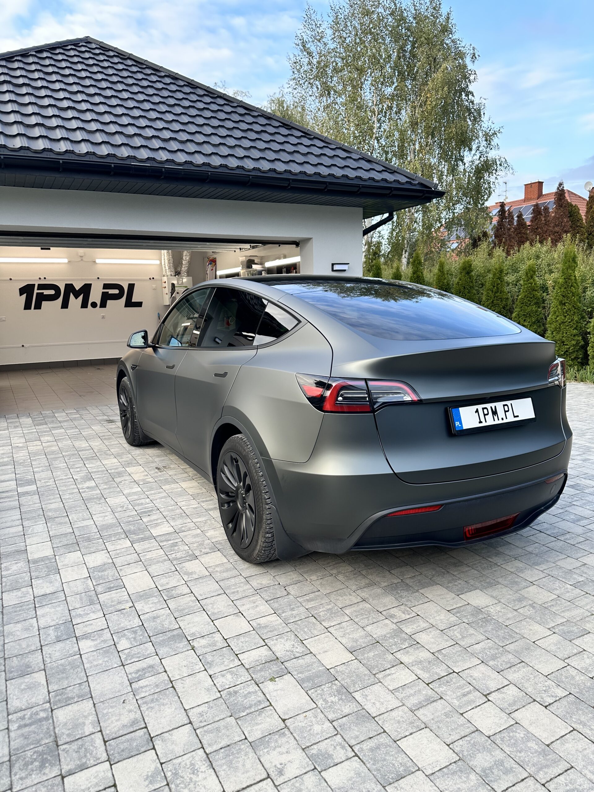 Zmiana koloru auta: folia czy lakier? Koszty, metody, wady i zalety